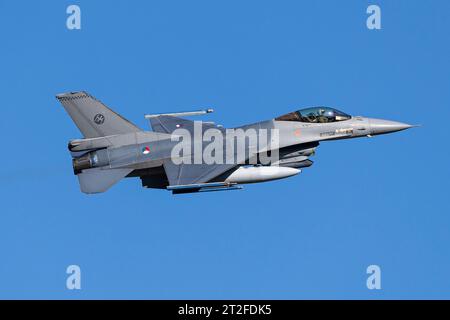 Un F-16 della Royal Netherlands Air Force che combatte Falcon decollando. Foto Stock