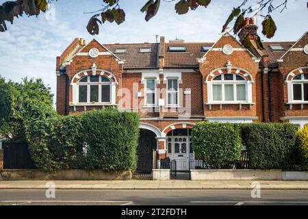 Londra - 9 ottobre 2023: Grande casa a conduzione familiare in Fulham Palace Road SW6 Foto Stock