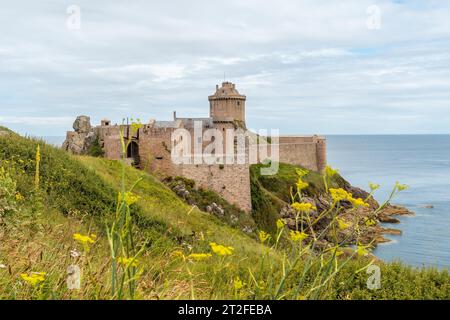 Castello di Fort-la-latte vicino a Capo Frehel e vicino a Saint-Malo, penisola del Plevenon, Bretagna francese. Francia Foto Stock