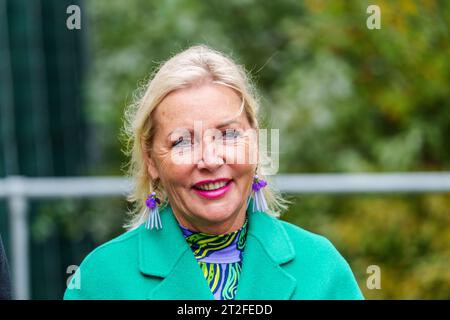Bad Camberg, Germania. 20 ottobre 2023. Kristina Sinemus (CDU), Ministro digitale in Assia, partecipa all'inaugurazione di una torre cellulare con turbine eoliche. L'operatore di torri mobili Vantage Towers, insieme alla Start-up di energia eolica MOWEA con sede a Berlino, ha commissionato la prima torre mobile con micro turbine eoliche integrate in Assia. L'energia rinnovabile generata dalle turbine viene utilizzata direttamente in loco per far funzionare il sistema, che può coprire fino al 100% della domanda di energia elettrica in condizioni di vento medio. Credito: Andreas Arnold/dpa/Alamy Live News Foto Stock