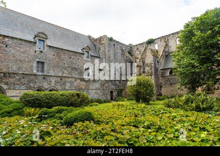Giardini all'interno dell'Abbaye de Beauport nel villaggio di Paimpol, dipartimento di Cotes-d'Armor, Bretagna francese. Francia Foto Stock