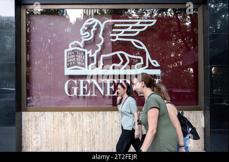 Madrid, Spagna. 7 agosto 2023. I pedoni camminano davanti alla filiale e al logo della compagnia assicurativa italiana generali a Madrid. (Immagine di credito: © Xavi Lopez/SOPA Images via ZUMA Press Wire) SOLO PER USO EDITORIALE! Non per USO commerciale! Foto Stock