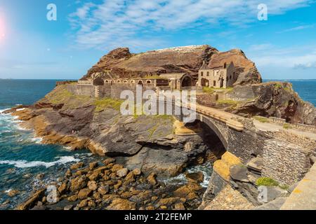 Ponte al Fort des Capucins un isolotto roccioso situato nell'Oceano Atlantico ai piedi della scogliera nella città di Roscanvel, sul Crozon Foto Stock