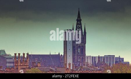 Glasgow, Scozia, Regno Unito. 19 ottobre 2023. Meteo Regno Unito: Storm Babette ha visto nuvole scure vento e pioggia sull'università gotica di glasgow. Credit Gerard Ferry/Alamy Live News Foto Stock