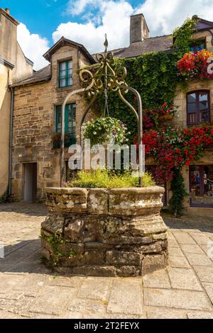Pozzo d'acqua nella piazza del villaggio medievale di Rochefort-en-Terre, dipartimento del Morbihan nella regione della Bretagna. Francia Foto Stock