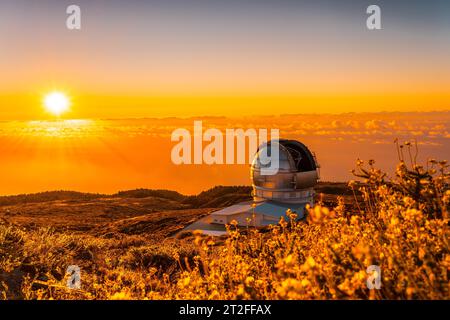 Grande telescopio delle Canarie chiamato Grantecan optico del Roque de los Muchachos nella Caldera de Taburiente in uno splendido tramonto arancione, la Palma, Canary Foto Stock