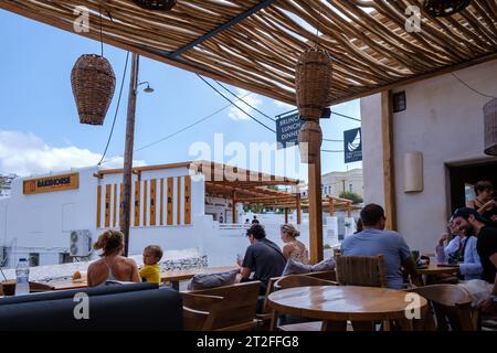 IOS, Grecia - 11 settembre 2023: I turisti si godono cibo e bevande in un bar ristorante aperto tutto il giorno a iOS Grecia Foto Stock