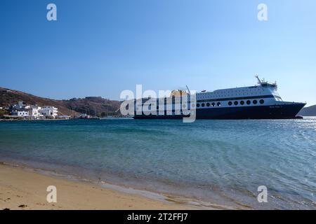 IOS, Grecia - 11 settembre 2023: Veduta di un traghetto Blue Star che arriva al porto di iOS Grecia Foto Stock