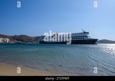 IOS, Grecia - 11 settembre 2023: Veduta di un traghetto Blue Star che arriva al porto di iOS Grecia Foto Stock