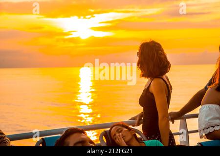 Roatan, Honduras Â», gennaio 2020: Una giovane donna che guarda il mare sul traghetto da Ceiba all'isola di Roatan Foto Stock