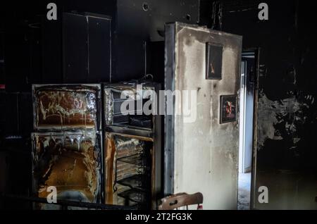 NIR Oz, Israele. 19 ottobre 2023. Una visione della devastazione causata dai militanti islamisti di Hamas sul kibbutz Nir Oz. Crediti: Ilia Yefimovich/dpa/Alamy Live News Foto Stock