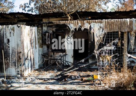 NIR Oz, Israele. 19 ottobre 2023. Una visione della devastazione causata dai militanti islamisti di Hamas sul kibbutz Nir Oz. Crediti: Ilia Yefimovich/dpa/Alamy Live News Foto Stock