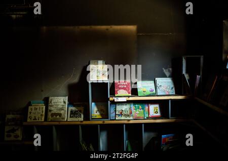 NIR Oz, Israele. 19 ottobre 2023. Una visione della devastazione causata dai militanti islamisti di Hamas sul kibbutz Nir Oz. Crediti: Ilia Yefimovich/dpa/Alamy Live News Foto Stock