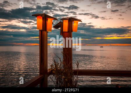 Roatan, Honduras Â», gennaio 2020: Lampioni di un ristorante al tramonto del West End sull'isola di Roatan Foto Stock