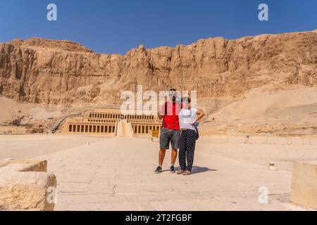 Una coppia al tempio funerario di Hatshepsut a Luxor al ritorno dal turismo in Egitto dopo la pandemia di coronavirua Foto Stock