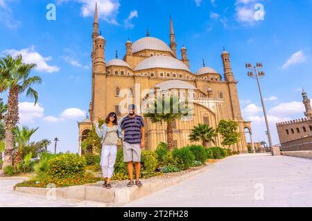 Un paio di turisti europei visitano la moschea di alabastro nella città del Cairo, nella capitale egiziana. Africa Foto Stock