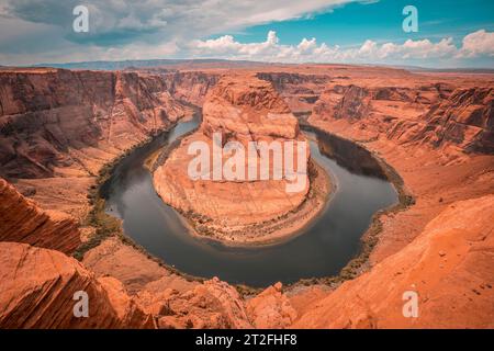 Lo splendido Horseshoe Bend e il fiume Colorado sullo sfondo con il ritocco di Orange Teal, Arizona. Stati Uniti Foto Stock