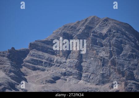 Le imponenti rocce stratificate della Tofana di mezzo, un massiccio roccioso alto 3244 metri sopra la valle di Cortina d'Ampezzo Foto Stock