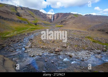 L'ultima cascata che scende dall'alto da Hengifoss in Islanda Foto Stock