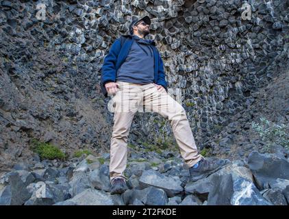 Un ragazzo dalle fantastiche forme di pietra sul sentiero di trekking Jokulsargljufur, Islanda, Europa Foto Stock