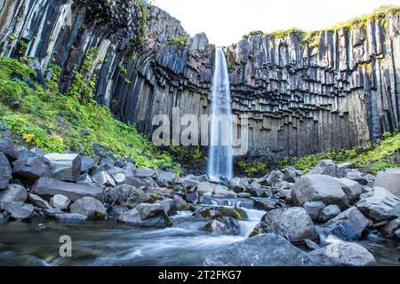 Lunga esposizione alla cascata Svartifoss, la più bella cascata dell'Islanda meridionale Foto Stock