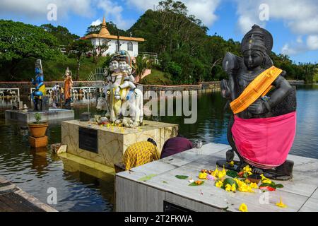 Statua della divinità indù destra scultura della dea divinità del Signore Muruga a sinistra accanto a Dattatreya triune figure Brahma Vishnu accanto a Lord Shiva in Foto Stock