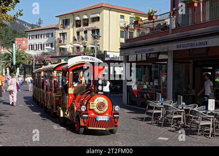 Funicolare sul lungolago, treno turistico, Garda, Lago di Garda, Veneto, provincia di Verona, Italia Foto Stock