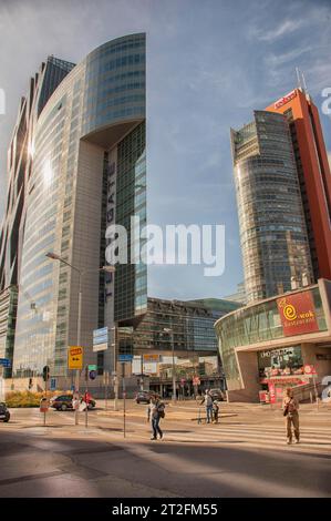 Tech Gate Tower (a sinistra), Andromeda Tower (a destra), Vienna International Centre VIC, Internationales Zentrum Wien, spesso sinonimo di Foto Stock