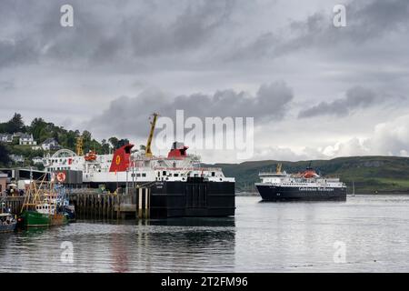 I traghetti Isola di Mull e Isola di Lewis della compagnia di navigazione Caledonian MacBrayne nel porto dei traghetti di Oban, Argyll e Bute, Scozia, Great Foto Stock