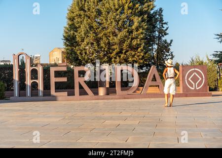 Una giovane donna nelle lettere della città nelle rovine romane di Merida, Estremadura. Spagna Foto Stock