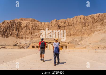 Una coppia al tempio funerario di Hatshepsut a Luxor al ritorno dal turismo in Egitto dopo la pandemia di coronavirua Foto Stock