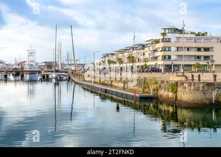 Appartamenti moderni affacciati sul porticciolo turistico con yacht e barche nella splendida cittadina di mare di la Rochelle, sulla costa occidentale della Francia. Foto Stock