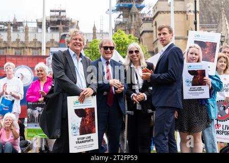 David Amess MP al raduno della campagna Stop Live Transport. Protestare, manifestare contro il trasporto a lunga distanza di bestiame. Southend West MP Foto Stock