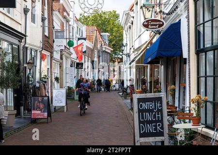 Negozi e ristoranti in via Melkmarkt a Zierikzee sull'isola Schouwen-Duiveland, Zelanda, Paesi Bassi. Geschaefte e ristoranti a der Stras Foto Stock