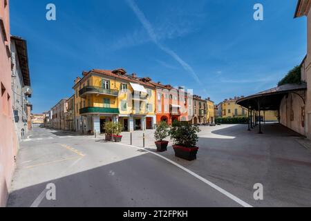 Fossano, Piemonte, Italia - Vista panoramica della piazza del 27 marzo 1861 con antichi edifici colorati Foto Stock