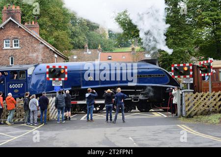 LNER Classe A4 Pacific No 60007 Sir Nigel Gresley lascia la stazione di Pickering sulla North Yorkshire Moors Railway durante il suo gala del 50° anniversario. Foto Stock