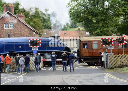 LNER Classe A4 Pacific No 60007 Sir Nigel Gresley lascia la stazione di Pickering sulla North Yorkshire Moors Railway durante il suo gala del 50° anniversario. Foto Stock