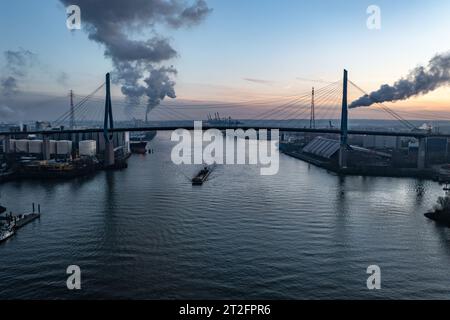 Vista aerea del ponte Köhlbrand nel porto di Amburgo al tramonto Foto Stock