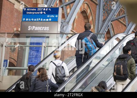 I passeggeri viaggiano sulle scale mobili alla stazione internazionale di St Pancras, Londra, dirigendosi verso i treni Eurostar e la metropolitana durante l'ora di punta nei giorni feriali. Foto Stock