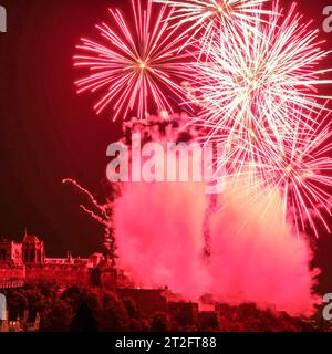 Fuochi d'artificio sul Castello di Edimburgo con vista sulla città. Finale del Festival internazionale di Edimburgo nel Regno Unito. Foto Stock