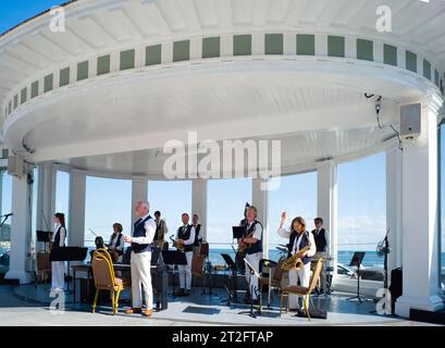 L'orchestra di Scarborough Spa prende un arco finale alla fine della serie di concerti del 2023 Foto Stock