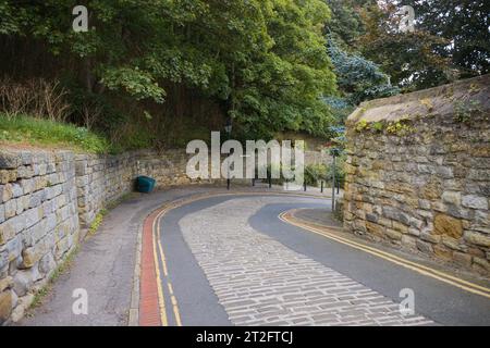 Castlegate Road nel centro storico di Scarborough Foto Stock