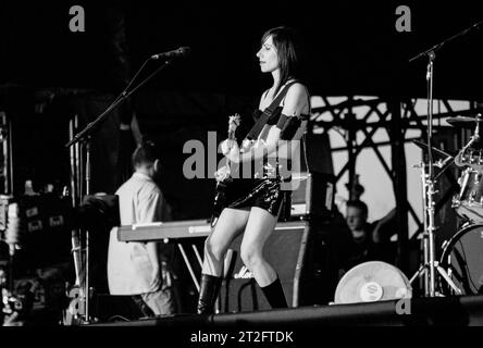 PJ HARVEY, READING FESTIVAL, 2001: PJ Harvey Plays the Main Stage al Reading Festival, Inghilterra, Regno Unito, 24 agosto 2001. Foto: ROB WATKINS. INFO: PJ Harvey è un'acclamata cantautrice e musicista britannica nota per la sua voce distintiva e lo stile eclettico. Con numerosi premi, tra cui il Mercury Prize, il suo lavoro influente abbraccia generi rock, punk e alternative, rendendola una figura fondamentale nella musica contemporanea. Foto Stock