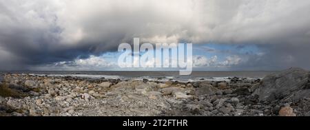 Fotografía panorámica en la costa de Alnes frente al Océano Atlántico. Alnes es un pintoresco pueblo pesquero en la isla de Godoy. Cielo espectaculare Foto Stock