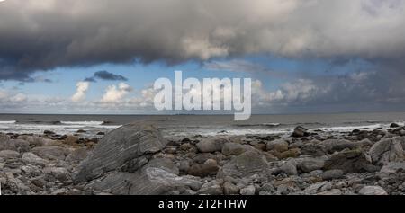 Fotografía panorámica en la costa de Alnes frente al Océano Atlántico. Alnes es un pintoresco pueblo pesquero en la isla de Godoy. Cielo espectaculare Foto Stock