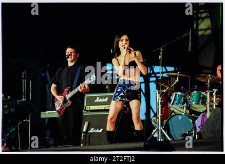 PJ HARVEY, READING FESTIVAL, 2001: PJ Harvey Plays the Main Stage al Reading Festival, Inghilterra, Regno Unito, 24 agosto 2001. Foto: ROB WATKINS. INFO: PJ Harvey è un'acclamata cantautrice e musicista britannica nota per la sua voce distintiva e lo stile eclettico. Con numerosi premi, tra cui il Mercury Prize, il suo lavoro influente abbraccia generi rock, punk e alternative, rendendola una figura fondamentale nella musica contemporanea. Foto Stock