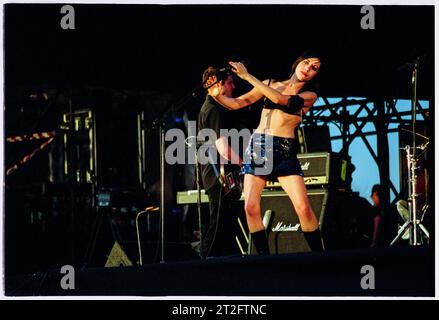 PJ HARVEY, READING FESTIVAL, 2001: PJ Harvey Plays the Main Stage al Reading Festival, Inghilterra, Regno Unito, 24 agosto 2001. Foto: ROB WATKINS. INFO: PJ Harvey è un'acclamata cantautrice e musicista britannica nota per la sua voce distintiva e lo stile eclettico. Con numerosi premi, tra cui il Mercury Prize, il suo lavoro influente abbraccia generi rock, punk e alternative, rendendola una figura fondamentale nella musica contemporanea. Foto Stock