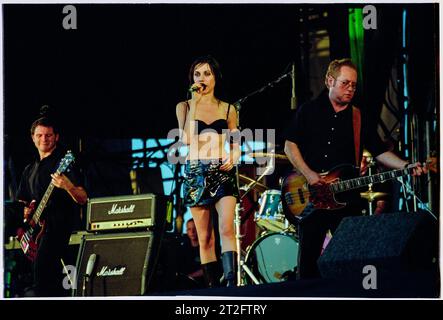 PJ HARVEY, READING FESTIVAL, 2001: PJ Harvey Plays the Main Stage al Reading Festival, Inghilterra, Regno Unito, 24 agosto 2001. Foto: ROB WATKINS. INFO: PJ Harvey è un'acclamata cantautrice e musicista britannica nota per la sua voce distintiva e lo stile eclettico. Con numerosi premi, tra cui il Mercury Prize, il suo lavoro influente abbraccia generi rock, punk e alternative, rendendola una figura fondamentale nella musica contemporanea. Foto Stock