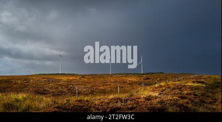 Turbine eoliche in cima a una collina dalla A858 sull'isola di Lewis, Ebridi esterne, Scozia Foto Stock