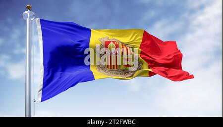 La bandiera del Principato di Andorra sventola nel vento in una giornata limpida. Strisce verticali blu-giallo-rosse con stemma al centro. 3d illustrati Foto Stock